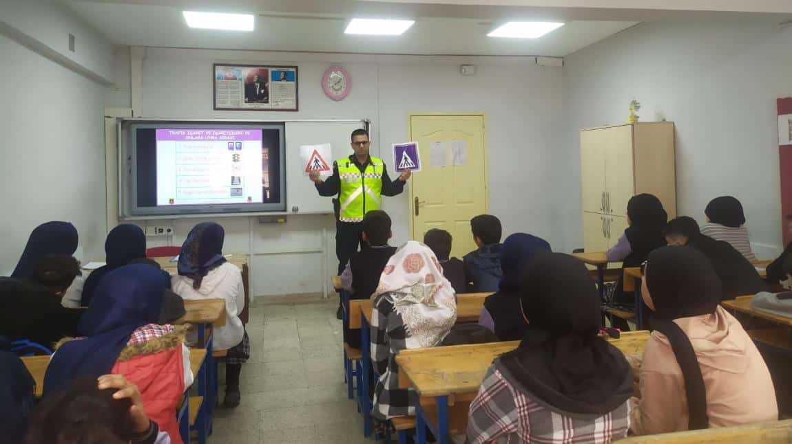 Hassa İlçe Emniyet Müdürlüğü Trafik Tescil ve Denetleme Büro Amirliği ekipleri öğrencilere 'Trafik Eğitimi' verdi.